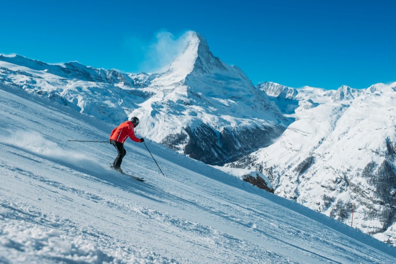 Esquiador bajando frente al Matterhorn