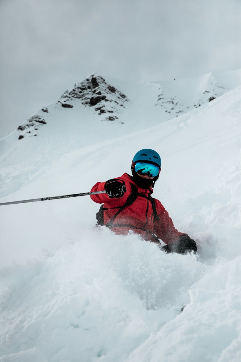 Esquiador hundido en nieve polvo profunda